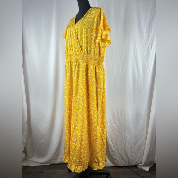 NWT Fashion Brand Plus Size Yellow Floral Romper - Picture 2 of 7